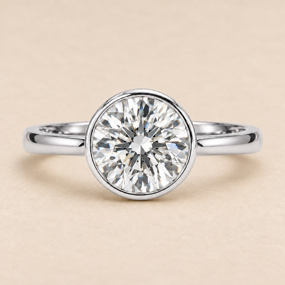Round Bezel in White Gold, front view